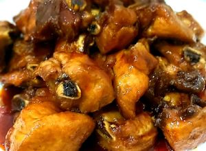 Hình của món Com bo: sườn xào chua ngọt và canh sấu rau rút.