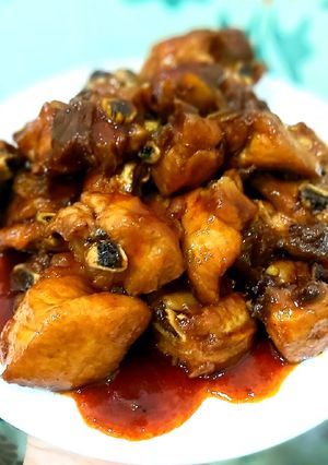 Hình của món Com bo: sườn xào chua ngọt và canh sấu rau rút.