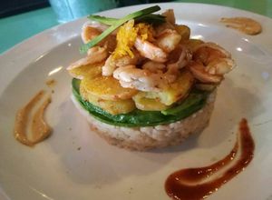 Una foto de Torre con camarones, papa cambray, cama de aguacate y arroz