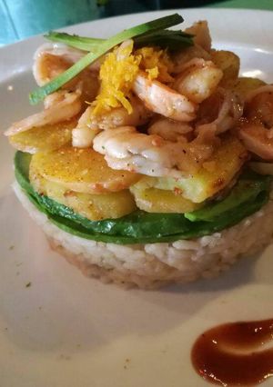 Una foto de Torre con camarones, papa cambray, cama de aguacate y arroz
