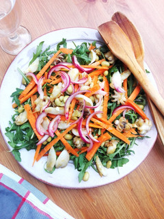 Una foto de Calamares flambeados en ensalada multicolor
