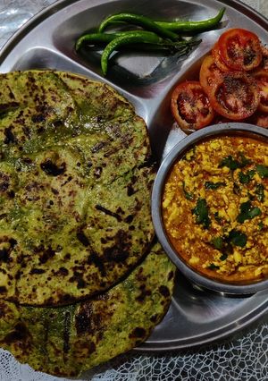 હરિયાળી નાન (Hariyali Naan Recipe In Gujarati) રેસીપી મુખ્ય ફોટો