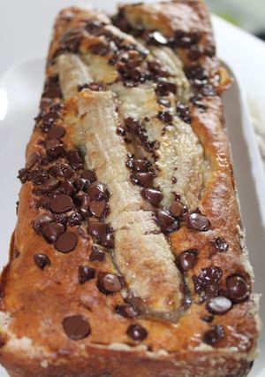 Une photo de Banana bread ou cake banane et pépites de chocolat