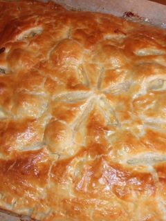 Una foto de Pastel de hojaldre relleno de espinacas, pavo, mozzarella y restos de otros platos