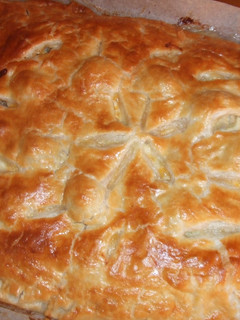 Una foto de Pastel de hojaldre relleno de espinacas, pavo, mozzarella y restos de otros platos