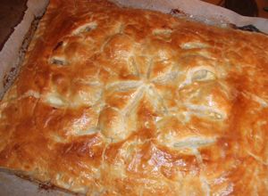 Foto principal de Pastel de hojaldre relleno de espinacas, pavo, mozzarella y restos de otros platos