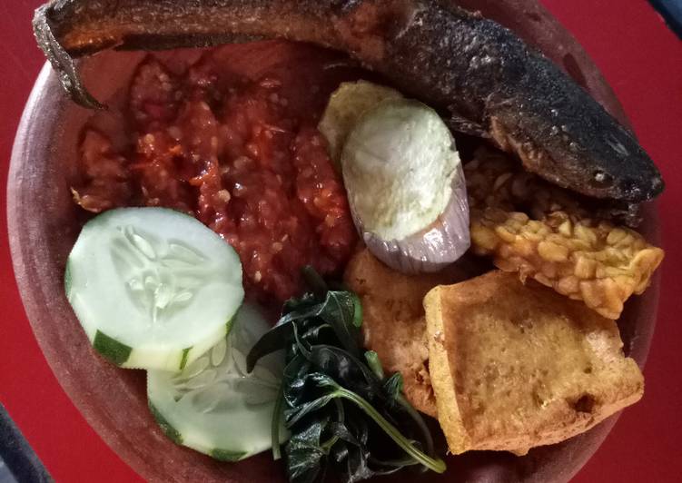 Proses mengolah Pecel lele sambal terasi Anti Gagal