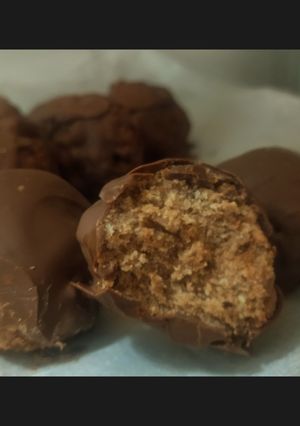 Φωτογραφία της συνταγής Τρουφάκια "cake" pops από μπαγιάτικα μπισκότα σοκολάτας με τυρί κρέμα & φρυγανιά✨