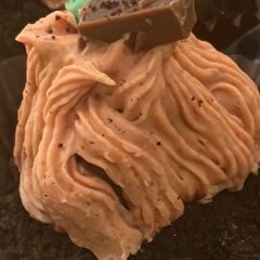 A picture of Cute pumpkin cupcakes.