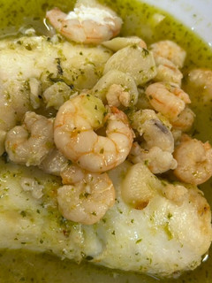 Una foto de Merluza con gambas, ajos y vino blanco en Airfryer Cosori