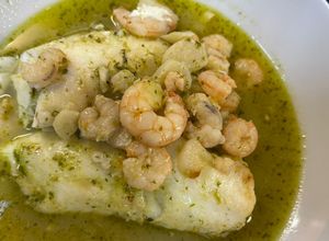 Foto principal de Merluza con gambas, ajos y vino blanco en Airfryer Cosori