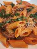 Penne rigate con tomate a la albahaca, parmesano y aceitunas