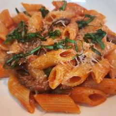 Una foto de Penne rigate con tomate a la albahaca, parmesano y aceitunas
