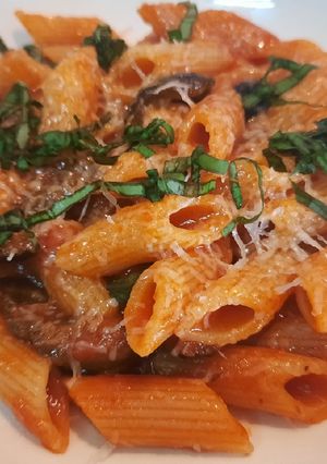 Una foto de Penne rigate con tomate a la albahaca, parmesano y aceitunas