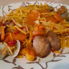 Una foto de Fideos con almejas