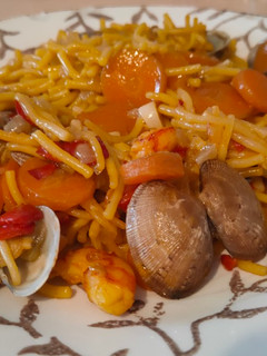 Una foto de Fideos con almejas