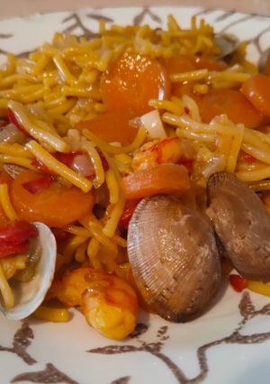 Una foto de Fideos con almejas