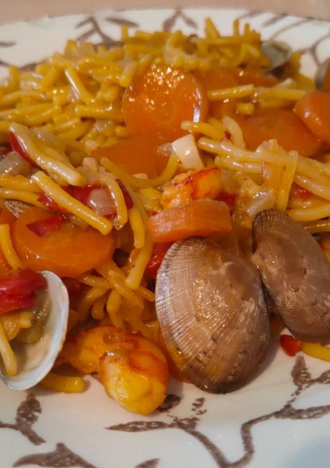 Una foto de Fideos con almejas