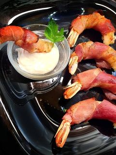Una foto de Gambas rojas envueltas en bacon