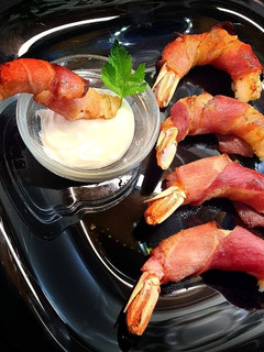 Una foto de Gambas rojas envueltas en bacon