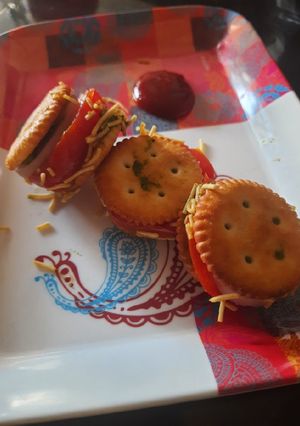 મોનૅકો સેન્ડવીચ બાઈટ્સ(Monaco sandwich bites recipe in Gujarati) રેસીપી મુખ્ય ફોટો