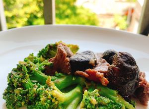 Hình của món Bò xào súp lơ xanh và nấm.