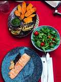 Cena saludable! Salmón con eneldo, batata asada con pesto de almendras, hinojo y ensalada de rúcula