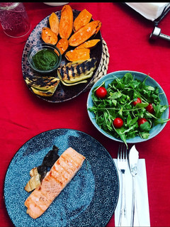 Una foto de Cena saludable! Salmón con eneldo, batata asada con pesto de almendras, hinojo y ensalada de rúcula