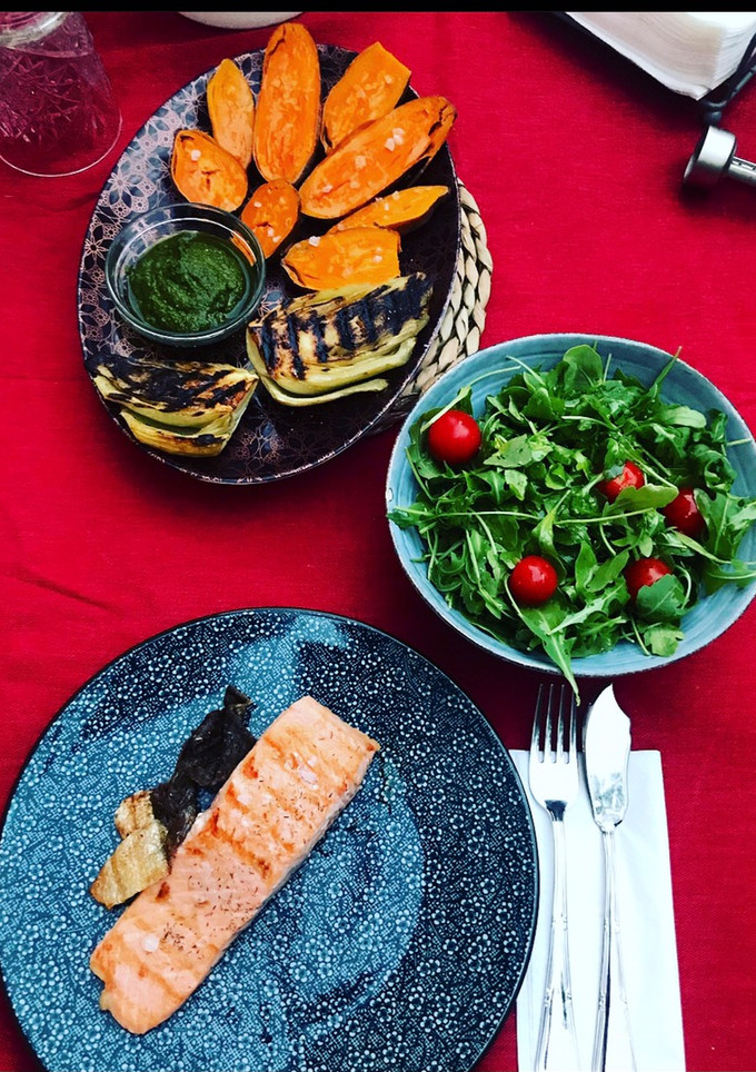 Una foto de Cena saludable! Salmón con eneldo, batata asada con pesto de almendras, hinojo y ensalada de rúcula