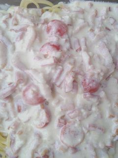 Una foto de Espaguetis con salsa de quesos, bacon y cherrys
