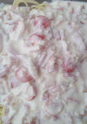 Una foto de Espaguetis con salsa de quesos, bacon y cherrys