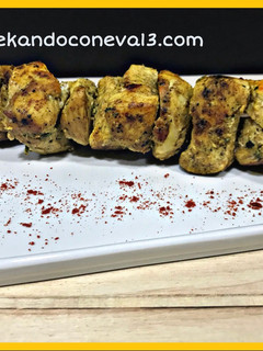 Una foto de Pinchos morunos de pollo
