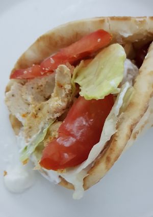 Φωτογραφία της συνταγής Κοτόπουλο σε πίτα μαριναρισμένο σε γιαούρτι και μπαχαρικά