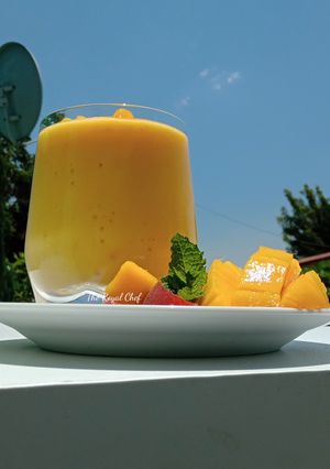 A picture of Mango & peach🍑 smoothie.