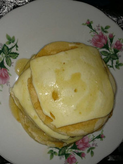 Una foto de Panqueques con queso y miel