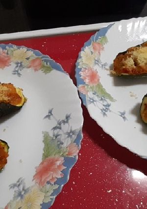 Una foto de Calabacín relleno de bacalao con tomate