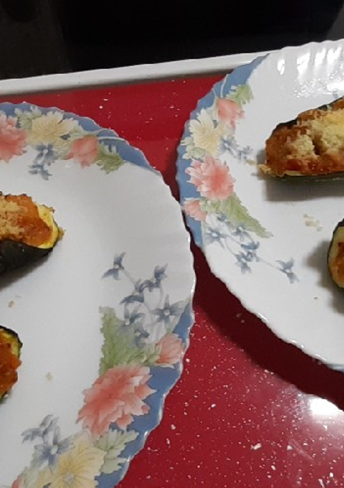 Una foto de Calabacín relleno de bacalao con tomate