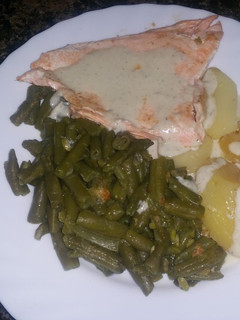 Una foto de Salmón con salsa de roquefort