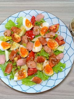 Hình của món Salad xúc xích, trứng gà.