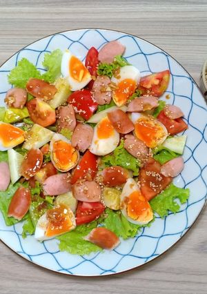 Hình của món Salad xúc xích, trứng gà.