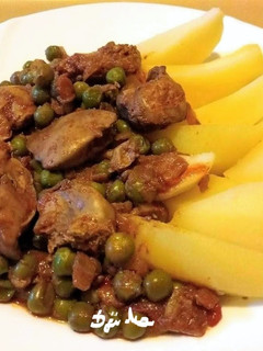 Zöldborsós csirkemáj főtt burgonyával recept fotója