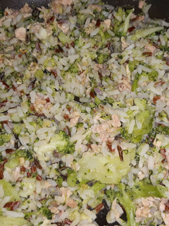 Una foto de Arroz con brócoli y atún