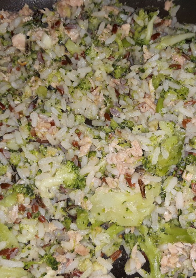 Una foto de Arroz con brócoli y atún