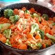 Brócoli y zanahorias con pasta de lentejas al ajillo