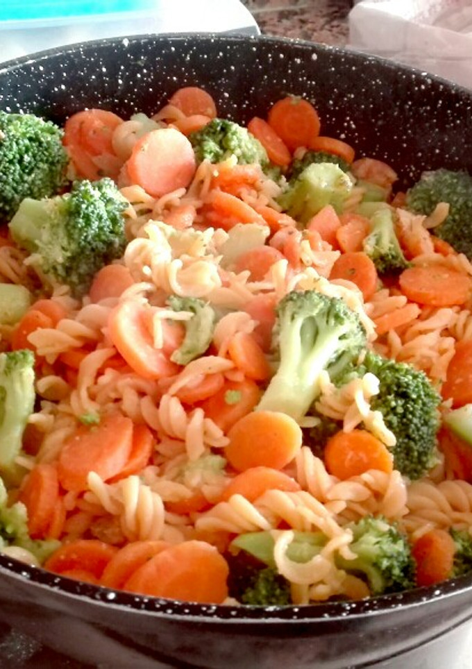 Una foto de Brócoli y zanahorias con pasta de lentejas al ajillo