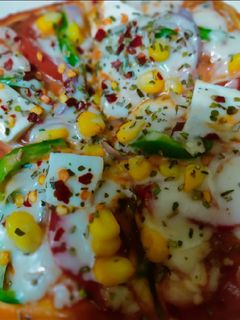 पिज़्ज़ा (Pizza recipe in hindi) रेसिपी मुख्य फोटो
