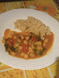 Una foto de Garbanzos con pollo🐓 y curry🇮🇳