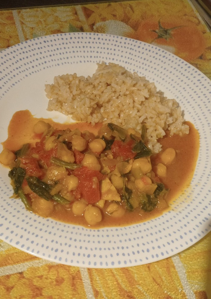 Una foto de Garbanzos con pollo🐓 y curry🇮🇳