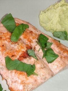 Una foto de Salmón fresco a la parrilla con crema de guisantes