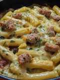 Ziti con salsiccia crema di formaggio e rosmarino
